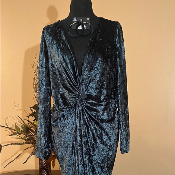 Elegant Velvet Dress in Black - Picture 1 of 5